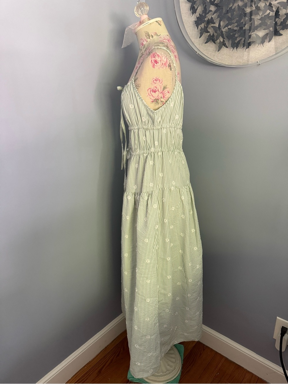 🆕 Light Green and White Striped Seersucker Maxi Dress w/embroidered Flowers - Picture 3 of 12